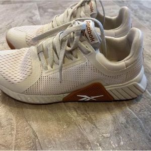Woman Reebok tennis shoes